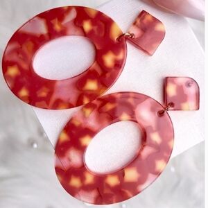 Red Dangle Earrings Oval Acrylic lightweight colorful for Summer anytime NEW NWT